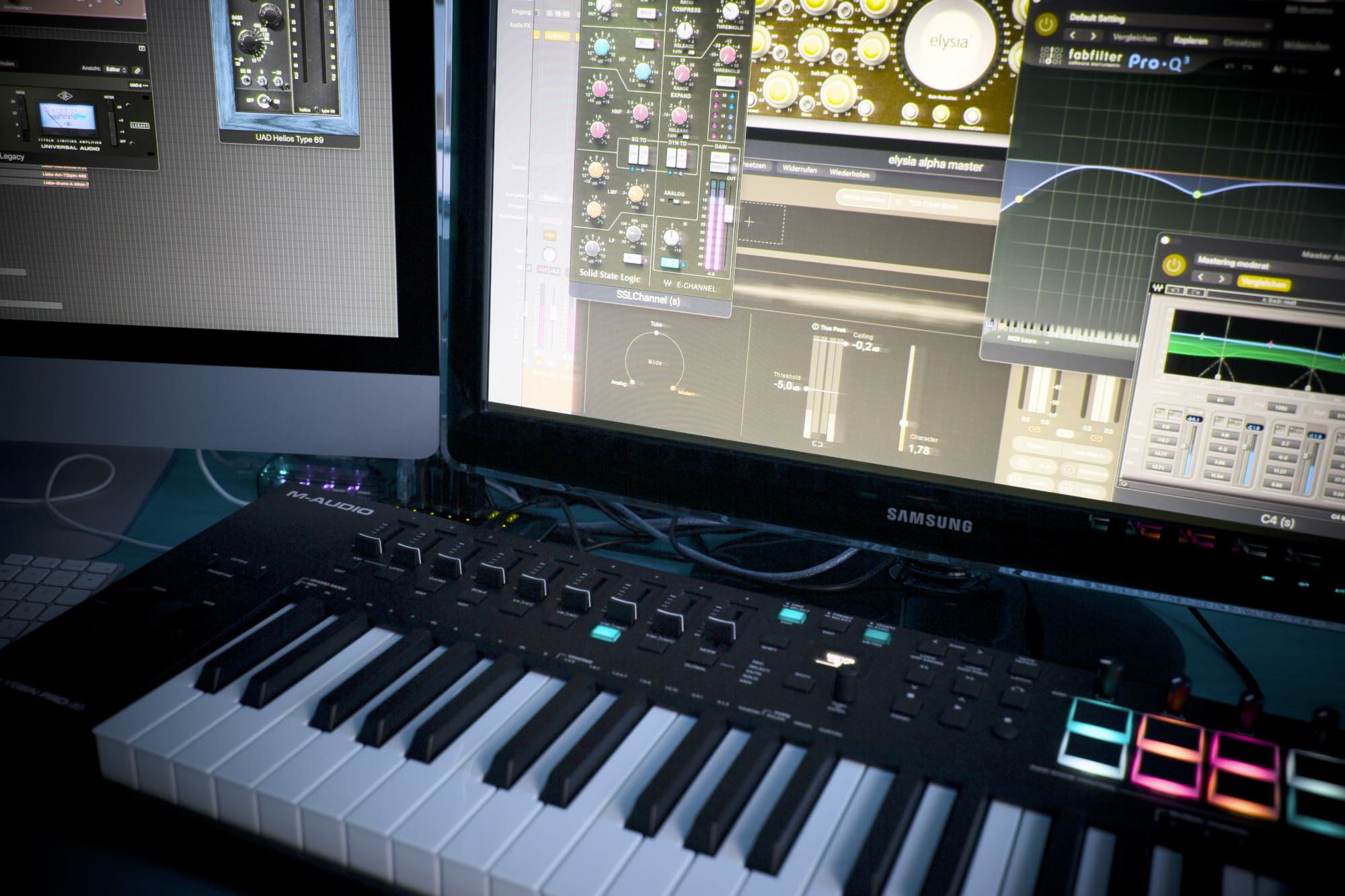 Keyboard-Tastatur und Monitore mit geoeffneten Plugins wie Equalizer, Kompressor und Helios von Und warhrend des Mixing-Prozesses