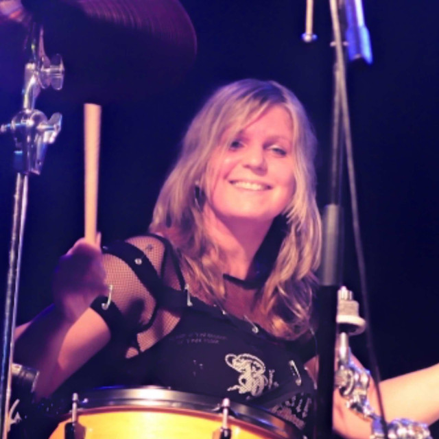 Anja Assmuth - Anja Assmuth hinter dem Schlagzeug auf der Bühne
