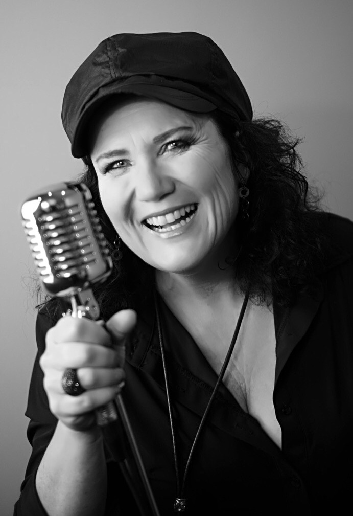 Claudia Schaefer im Gesangsunterricht mit Mikrofon