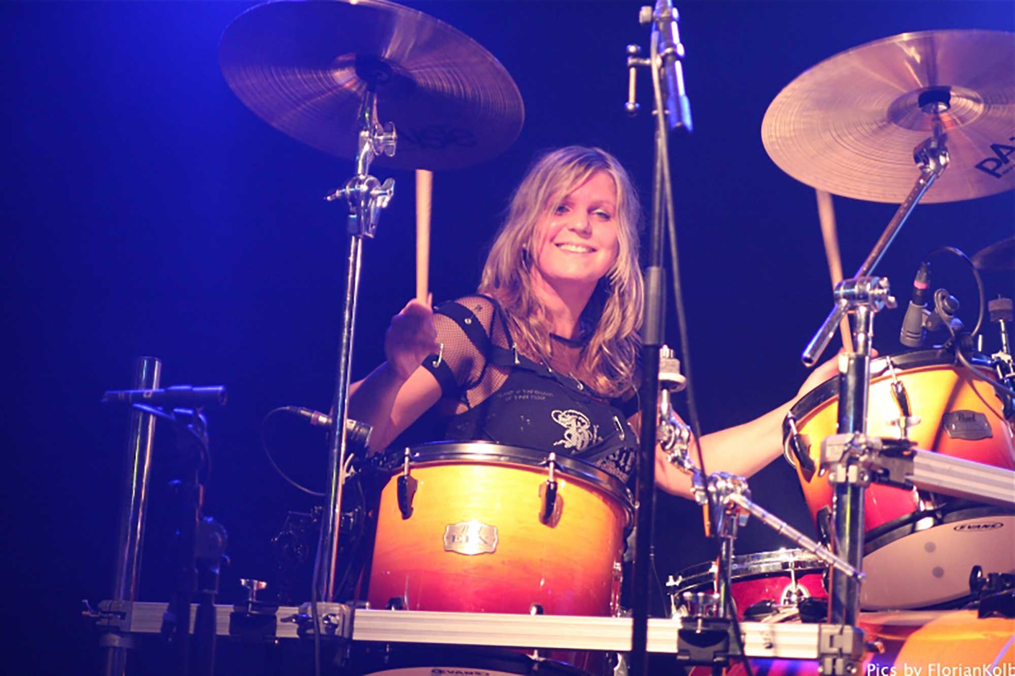 Anja Assmuth - Anja Assmuth hinter dem Schlagzeug auf der Bühne während eines live-Auftritts