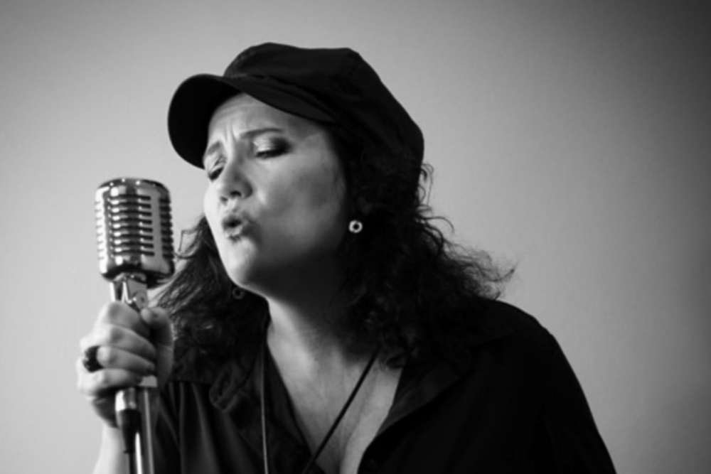 Claudia Schaefer - Claudia Schäfer, Sängerin Gesangslehrerin in Düsseldorf, singt in ein Vintage Mikrofon