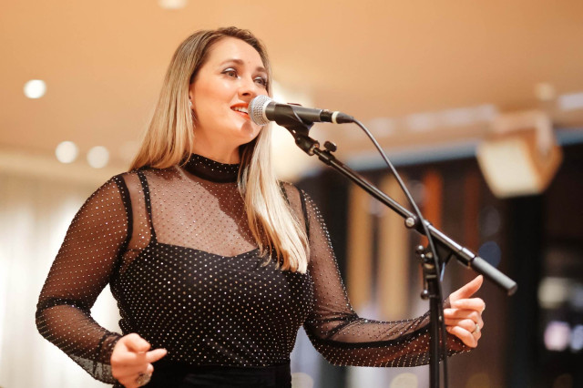 Iva Buric Zalac - Iva Zalac live auf der Bühne mit einem Mikrofon in der Hand
