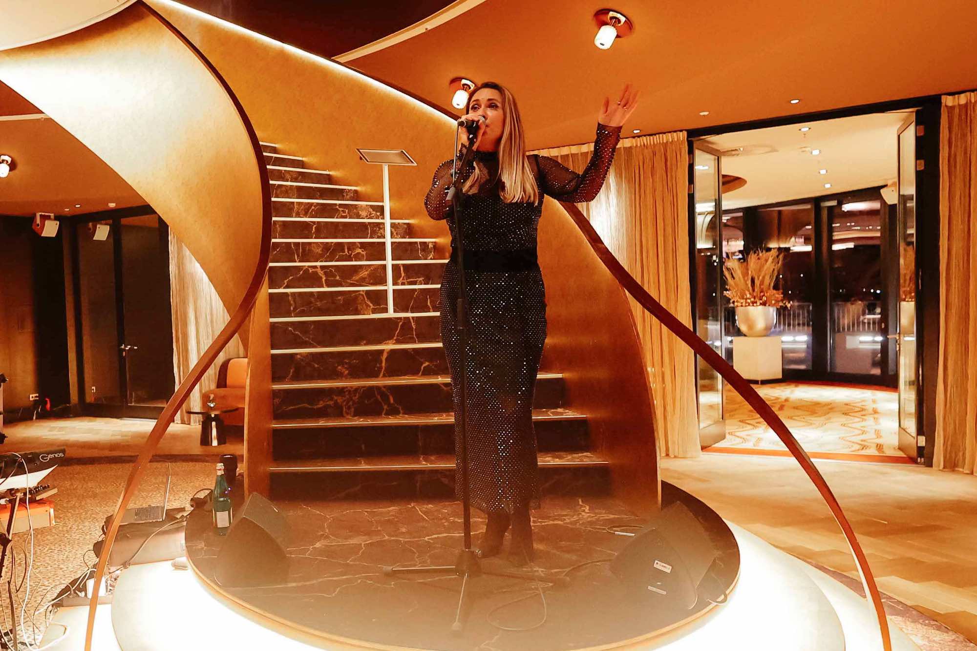 Iva Zalac singt live vor vor dem Treppenaufgang
