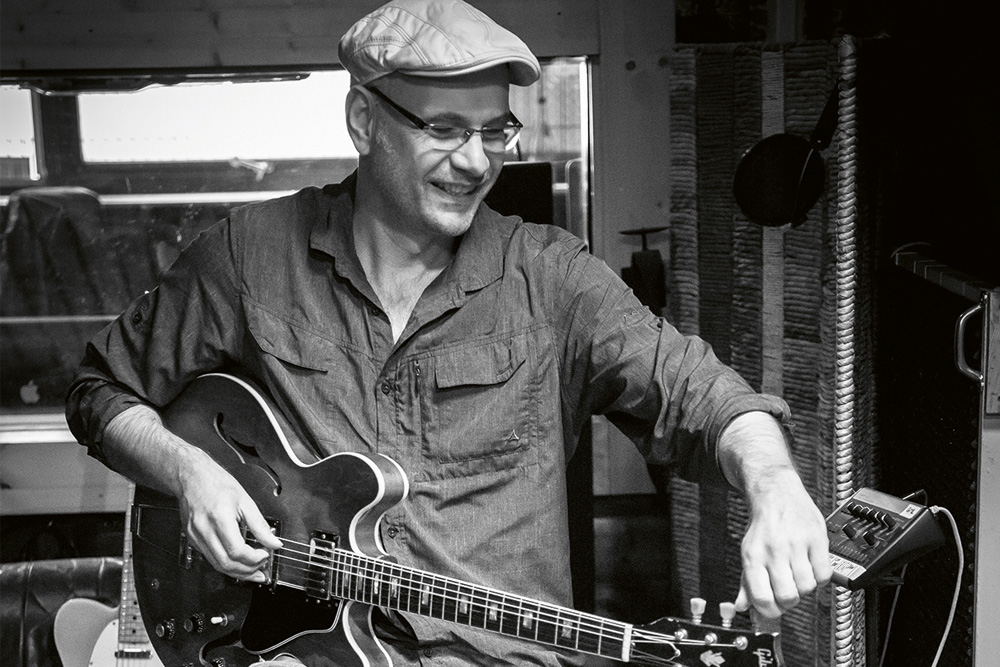 Jens Filser - Der Blues-Gitarrist Jens Filser stimmt seine Gitarre