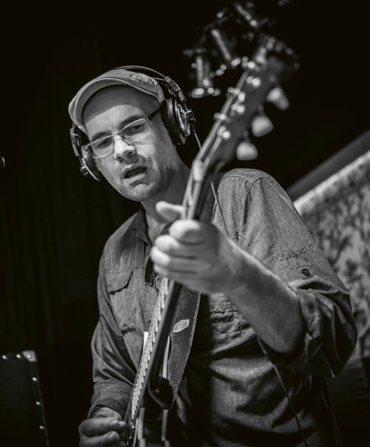 Jens Filser - Jens Filser spielt live Gitarre auf der Bühne