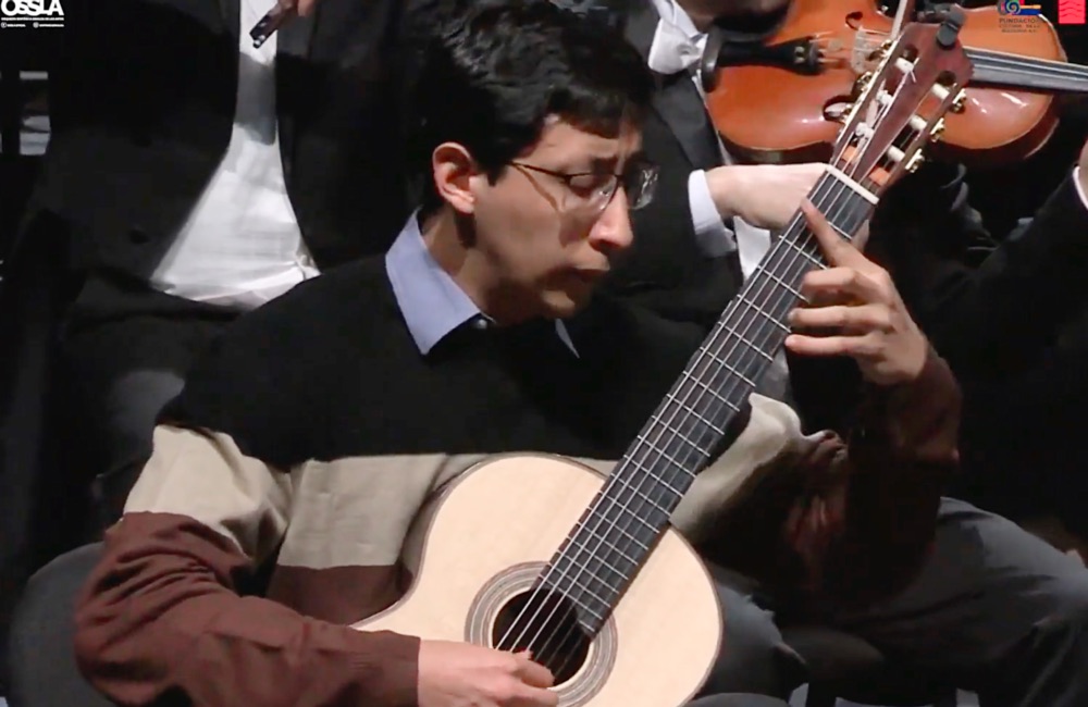 Jhostin Guzmán - Jhostin Gozman spielt Akustikgitarre zusammen mit dem Orquesta Sinfónica Sinaloa de las ArtesMauro das Stück Giuliani - Concierto No. 1
