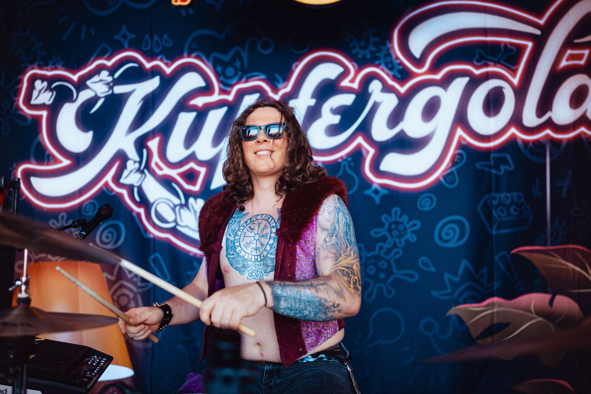 Sebastian Römer spielt live auf der Bühne mit der Band Kupfergold