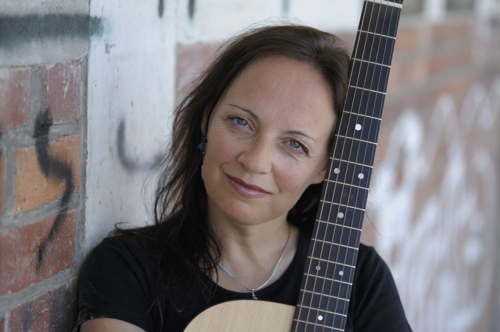 Sylkie Monoff mit Gitarre