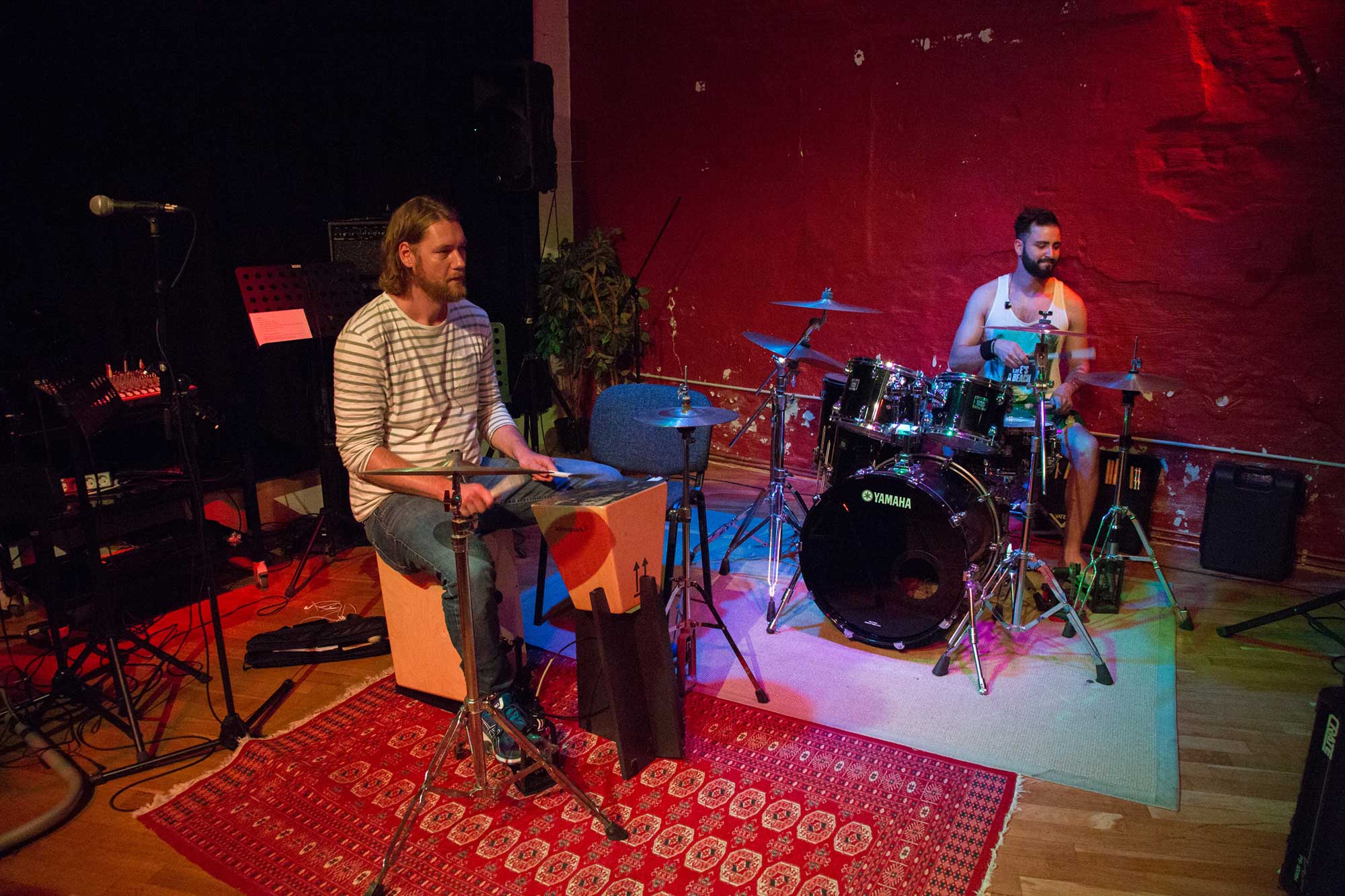 Team / Dozenten - Schlagzeuglehrer Bastian Sudbrack und Julio Beterista hinter dem Drumset in einem großen Veranstaltungsraum