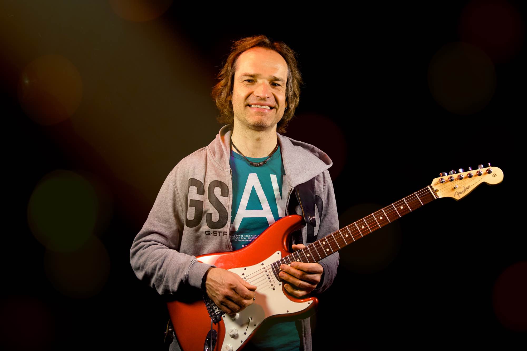 Thorsten Praest - thorsten Praest mit Gitarre im Scheinwerferlicht auf der Bühne