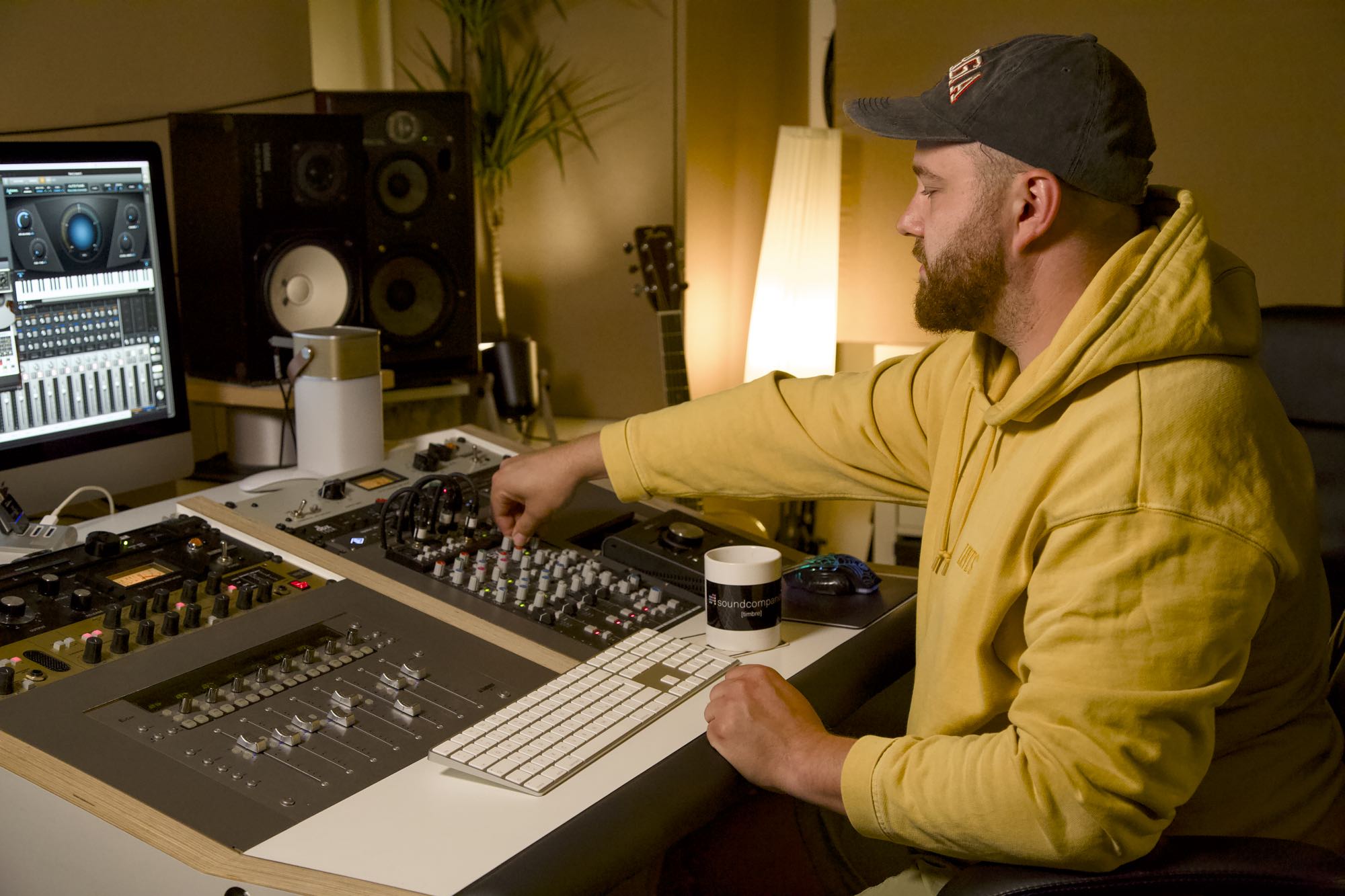 Tim Bremer - Tim Bremer, Musikproduzent, Logic Pro X-Experte und Engineer auf der Couch in seinem Tonstudio.