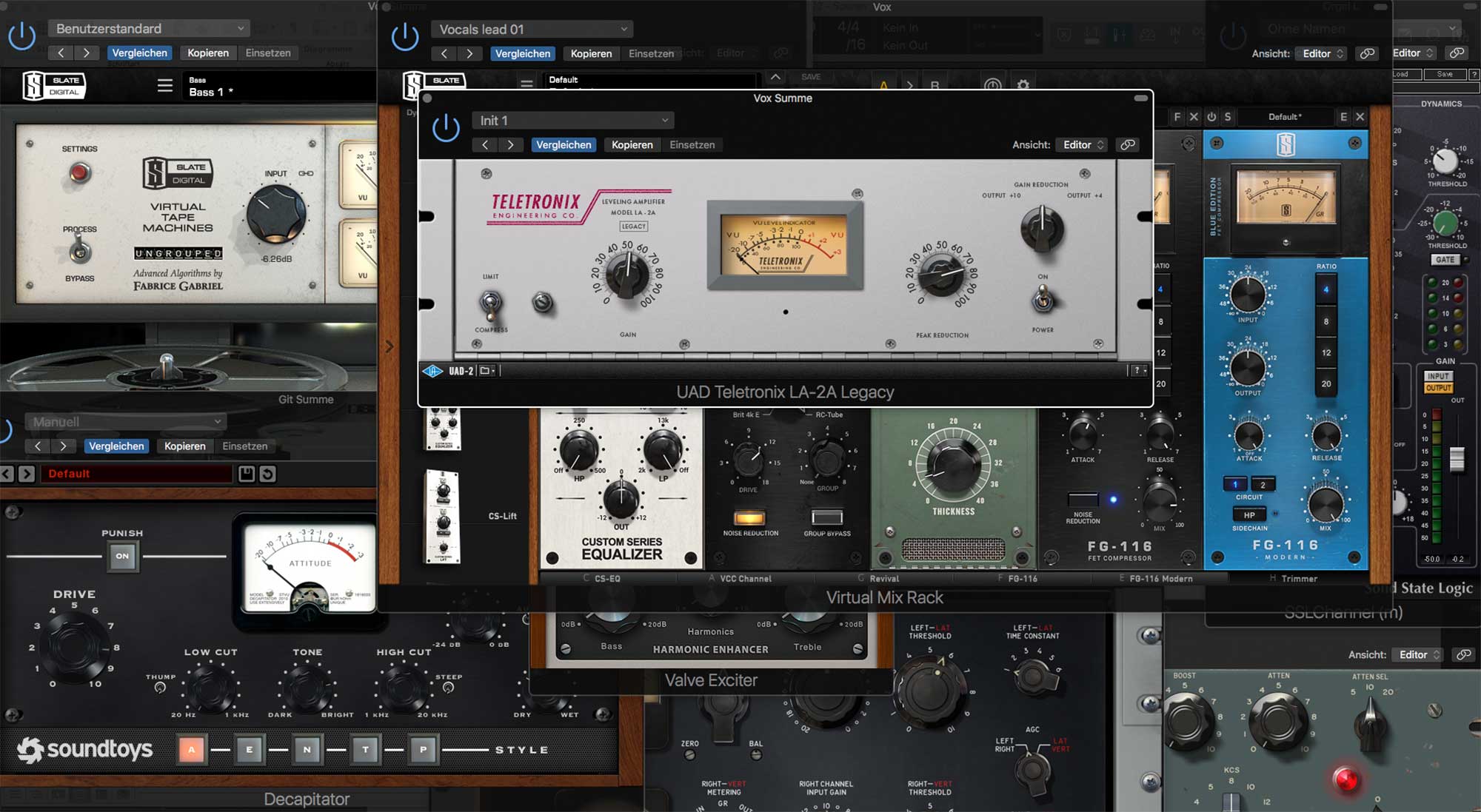 Auf einem Monitor ist Plugin-Software zu erkennen wie der LA2A Kompressor, das Delay von Soundtoys, Bandmaschine, Kompressoren und EQs von Slate Digital, Pultec-EQ von UAD