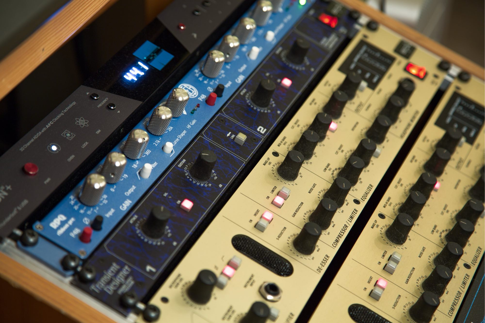 Tonstudio-Rack mit dem Orion-Interface von Antilope, Channel One-Preamps von SPL, Preamp von AEA und dem Transientdesigner von SPL