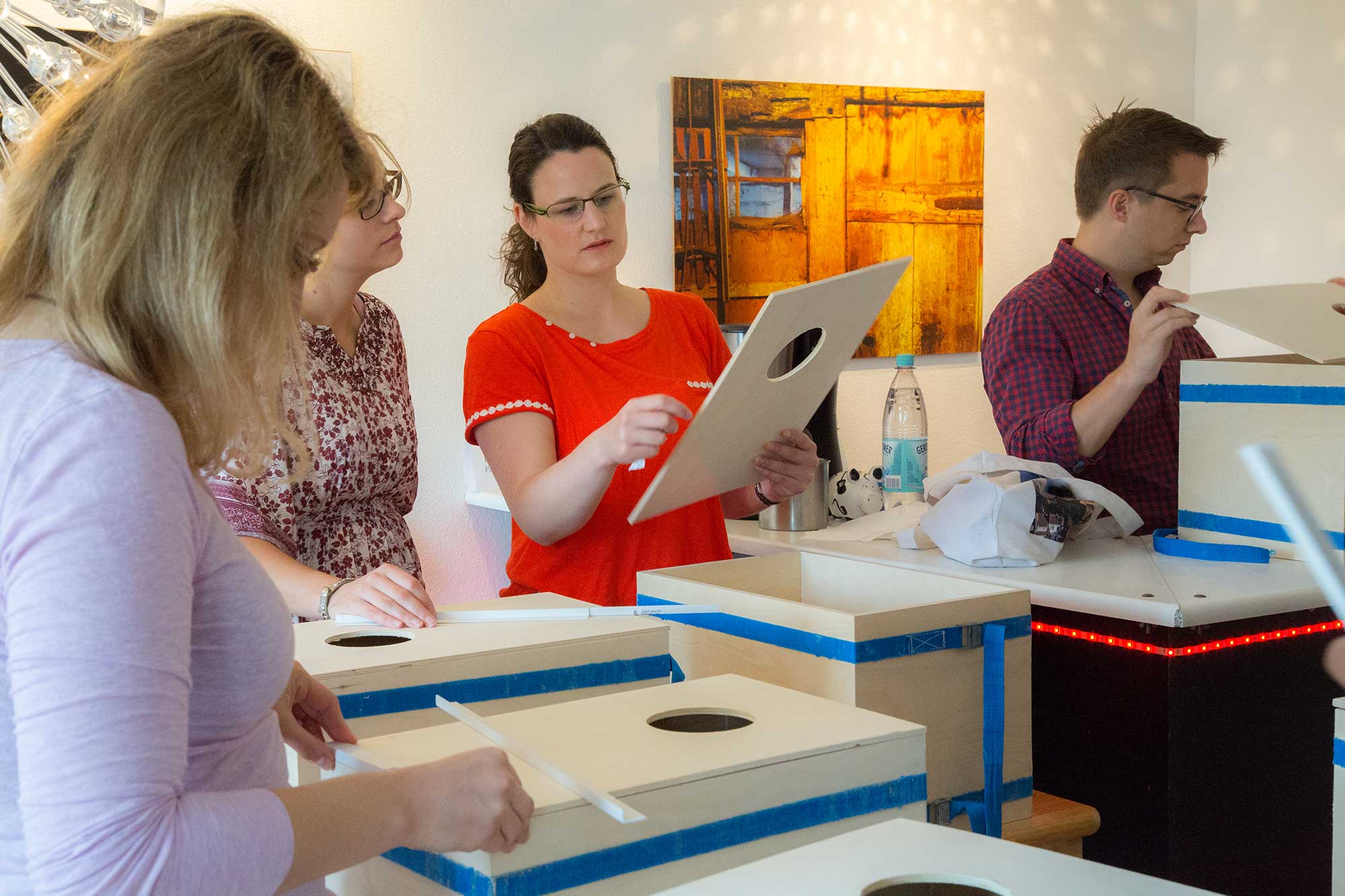 Schueler des Cajon-Workshops bauen zusammen eine Cajon