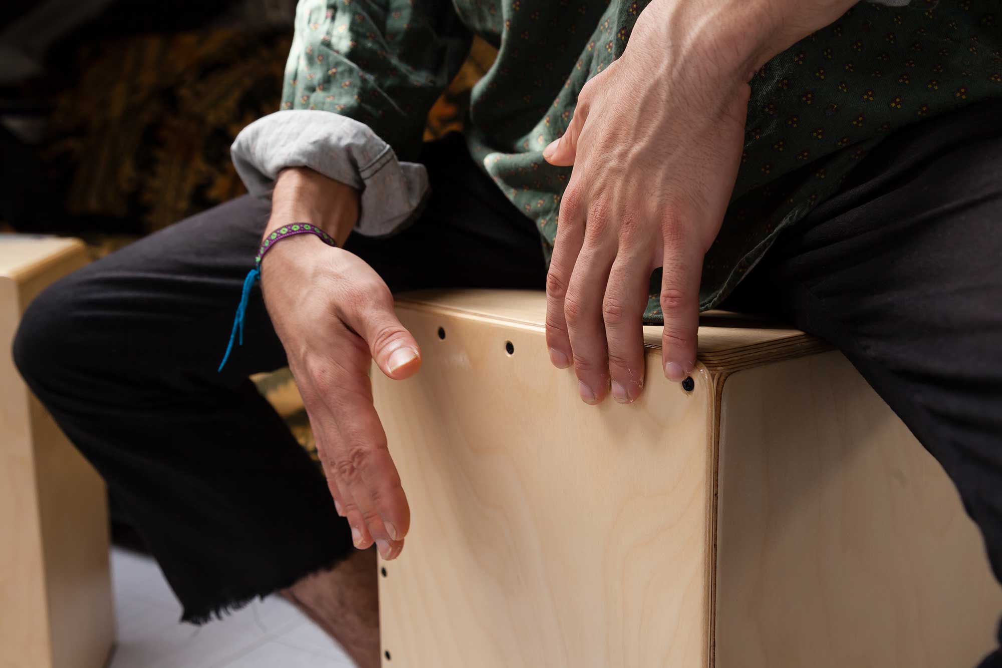 spielende Haende auf einer Cajon