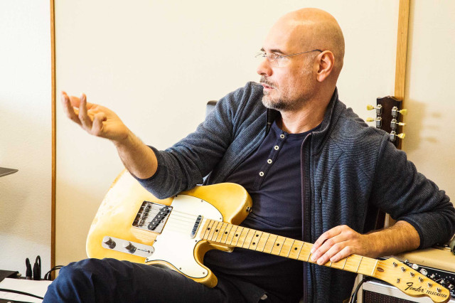 Workshops / Electric-Blues-Guitar - Gitarren-Dozent Jens Filser zeigt Blues-Licks auf der E-Gitarre im Workshop