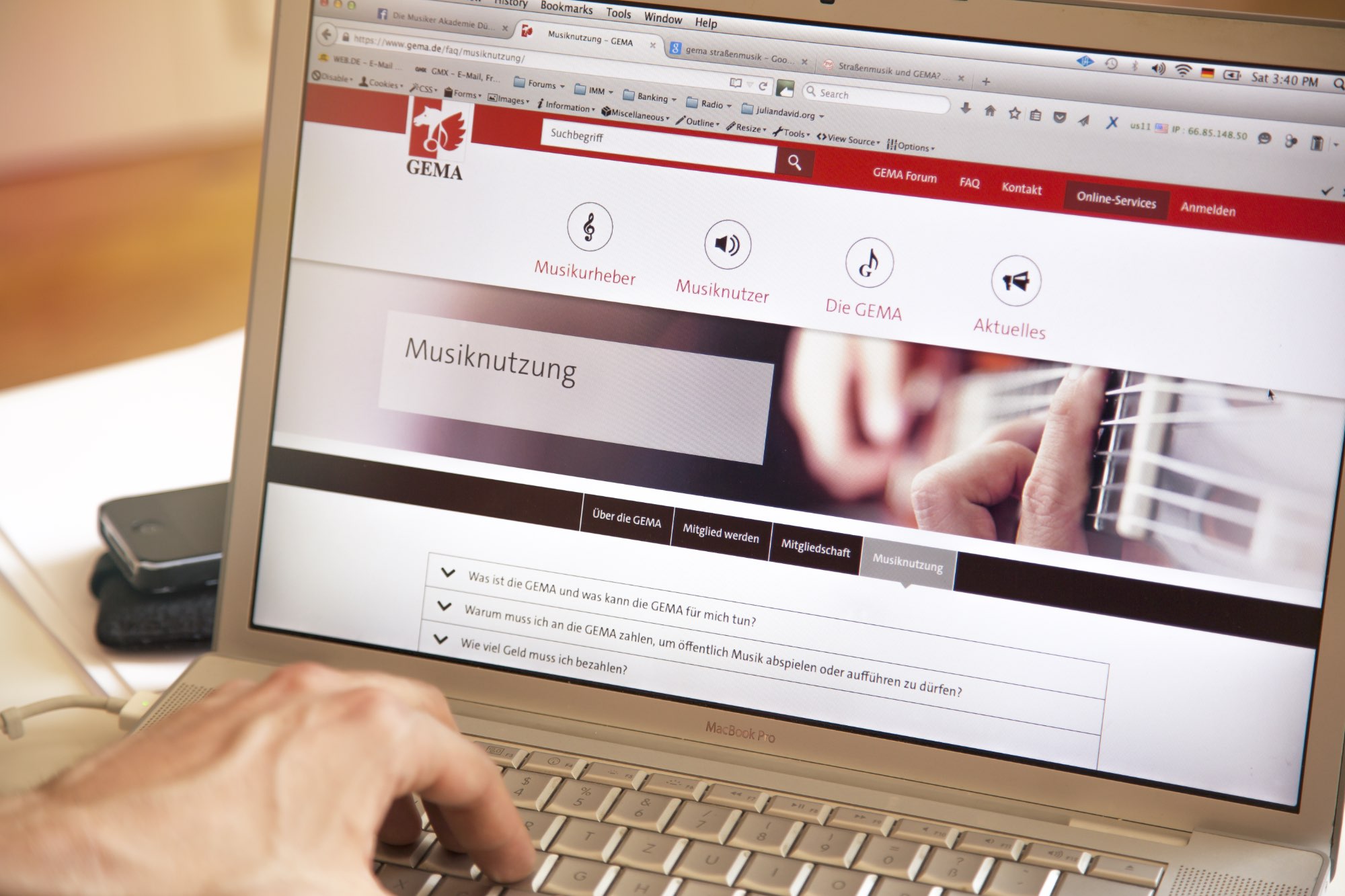 Auf einem Laptop ist die Seite der GEMA zu sehen zum Thema Musiknutzung